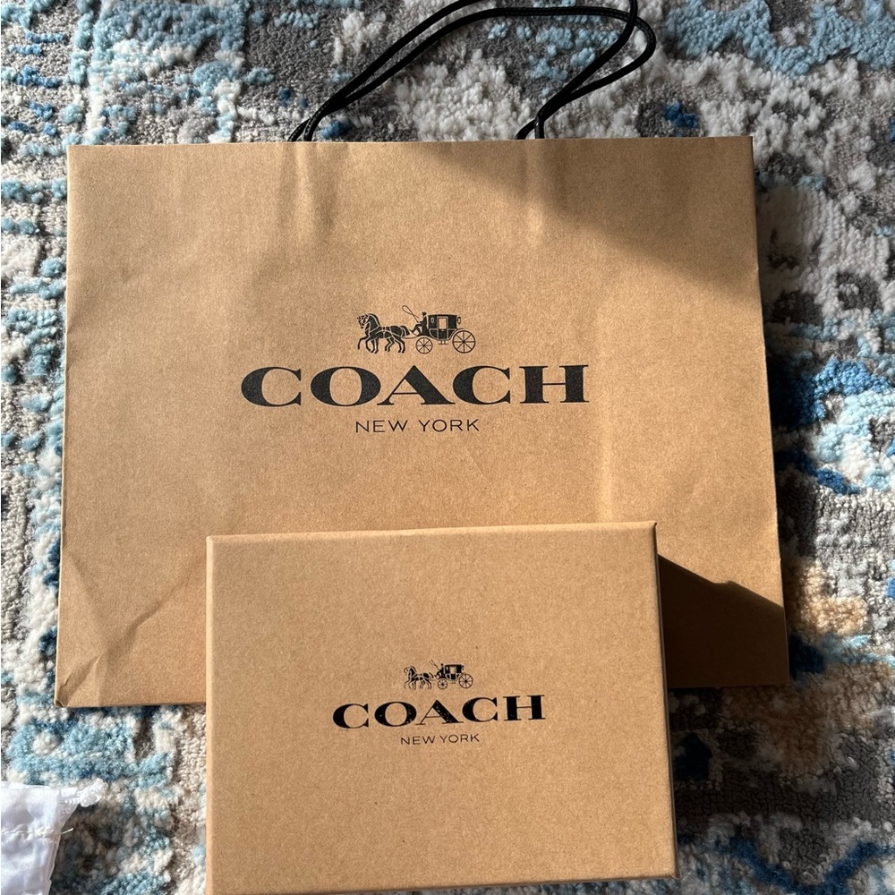 Coach lot - Picture 6 of 11